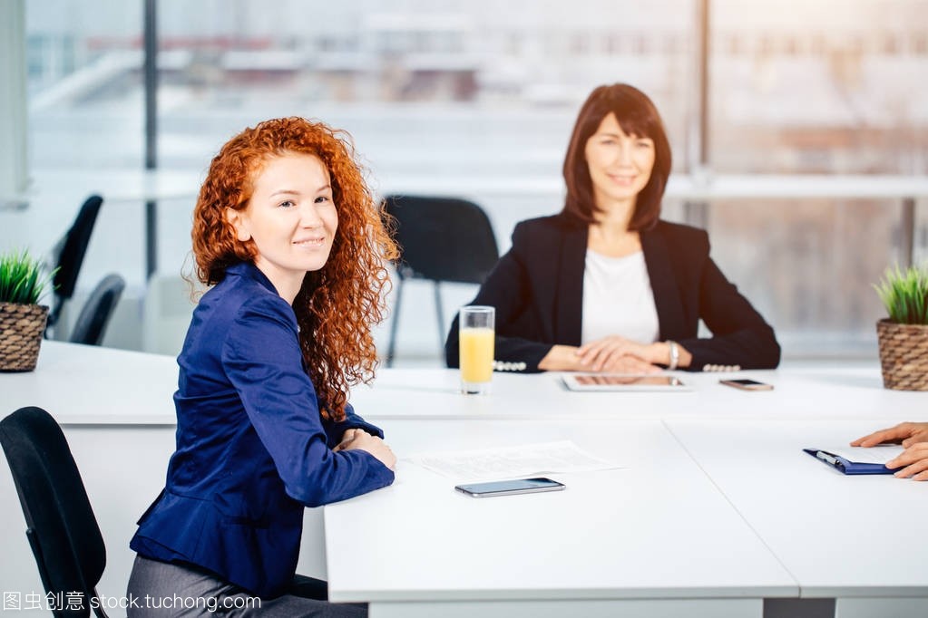 商務、技術和辦公室概念-微笑的女老板與團隊交談